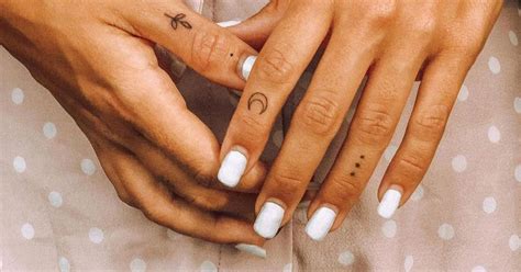 tatuajes en el dedo para mujer|15 tatuajes en los dedos para mujer y hombre:。